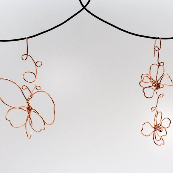 Extra long playful mismatched flowers and butterfly copper wire earrings - Picture 6 of 7